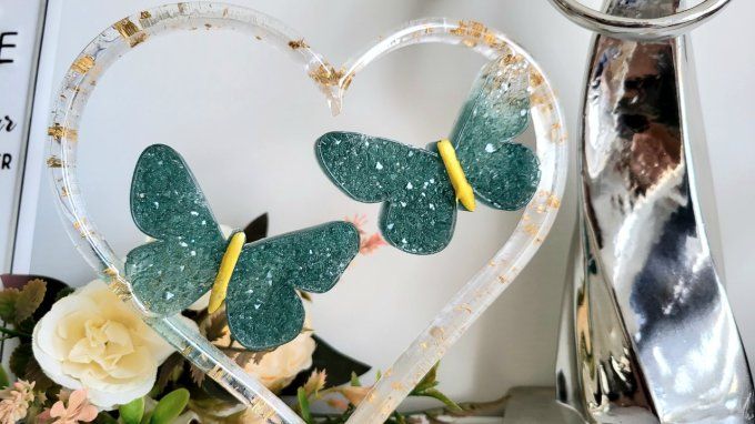 Coeur sur socle et ses papillons "effet diamant" Vert