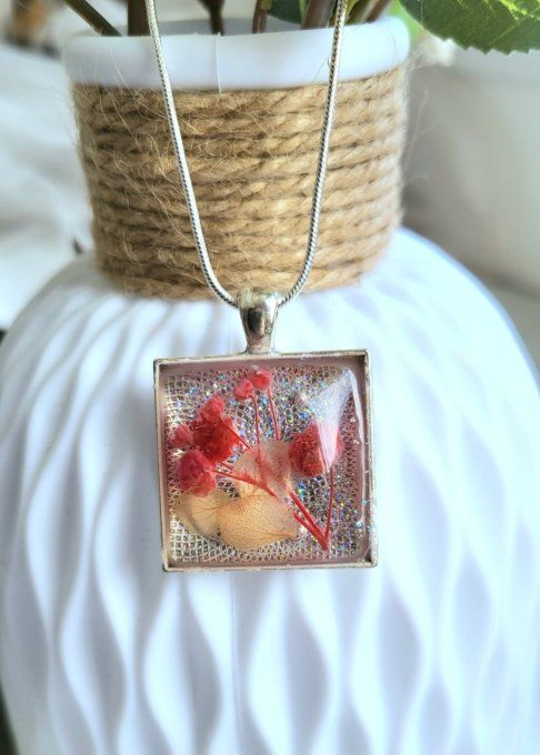 Pendentif carré avec fleurs séchées