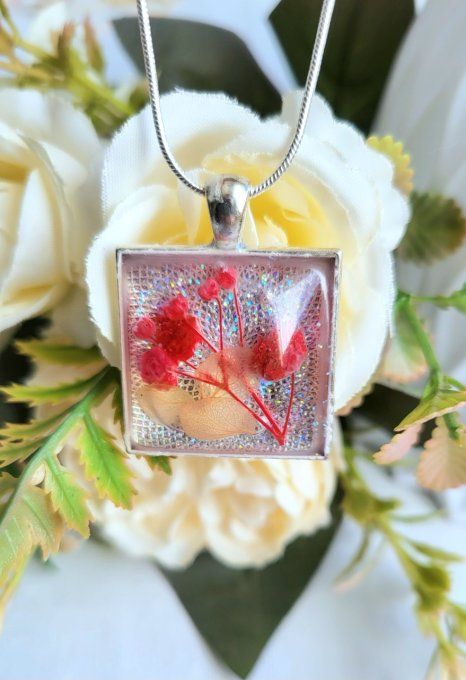 Pendentif carré avec fleurs séchées